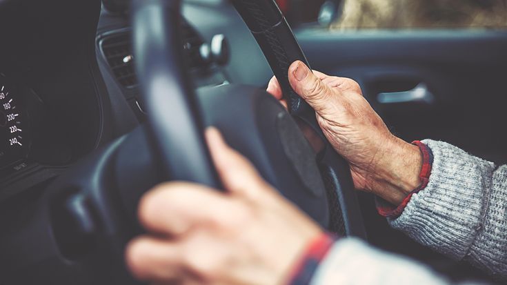 So wirkt sich das Alter auf den Kfz-Versicherungsbeitrag aus (© Gettyimages / Rike_)