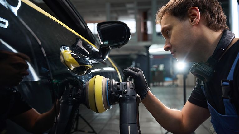 Stundensatz in Kfz-Werkstätten steigt auf 188 Euro (© yacobchuk / GettyImages)