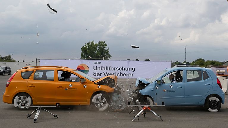 Hohes Verletzungsrisiko bei Autounfällen: Generation 50plus unzureichend geschützt (© Harald Almonat / UDV)