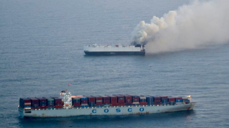Brennender Autofrachter im Pazifik: Versicherer fordern angesichts Milliardenschäden mehr Schutzmaßnahmen (© picture alliance / ASSOCIATED PRESS ) Brennender Autofrachter im Pazifik: Versicherer fordern angesichts Milliardenschäden mehr Schutzmaßnahmen (© picture alliance / ASSOCIATED PRESS )