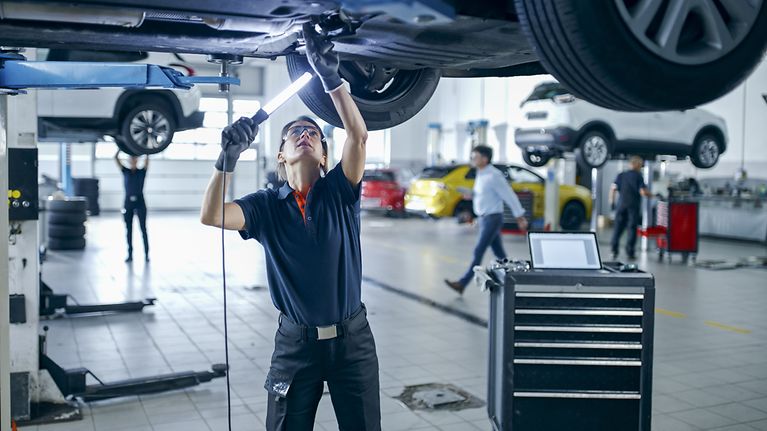 GDV-Hochrechnung: Kfz-Versicherer sehen kein Ende der steigenden Reparaturkosten (© Getty Images / SimonSkafar) GDV-Hochrechnung: Kfz-Versicherer sehen kein Ende der steigenden Reparaturkosten (© Getty Images / SimonSkafar)